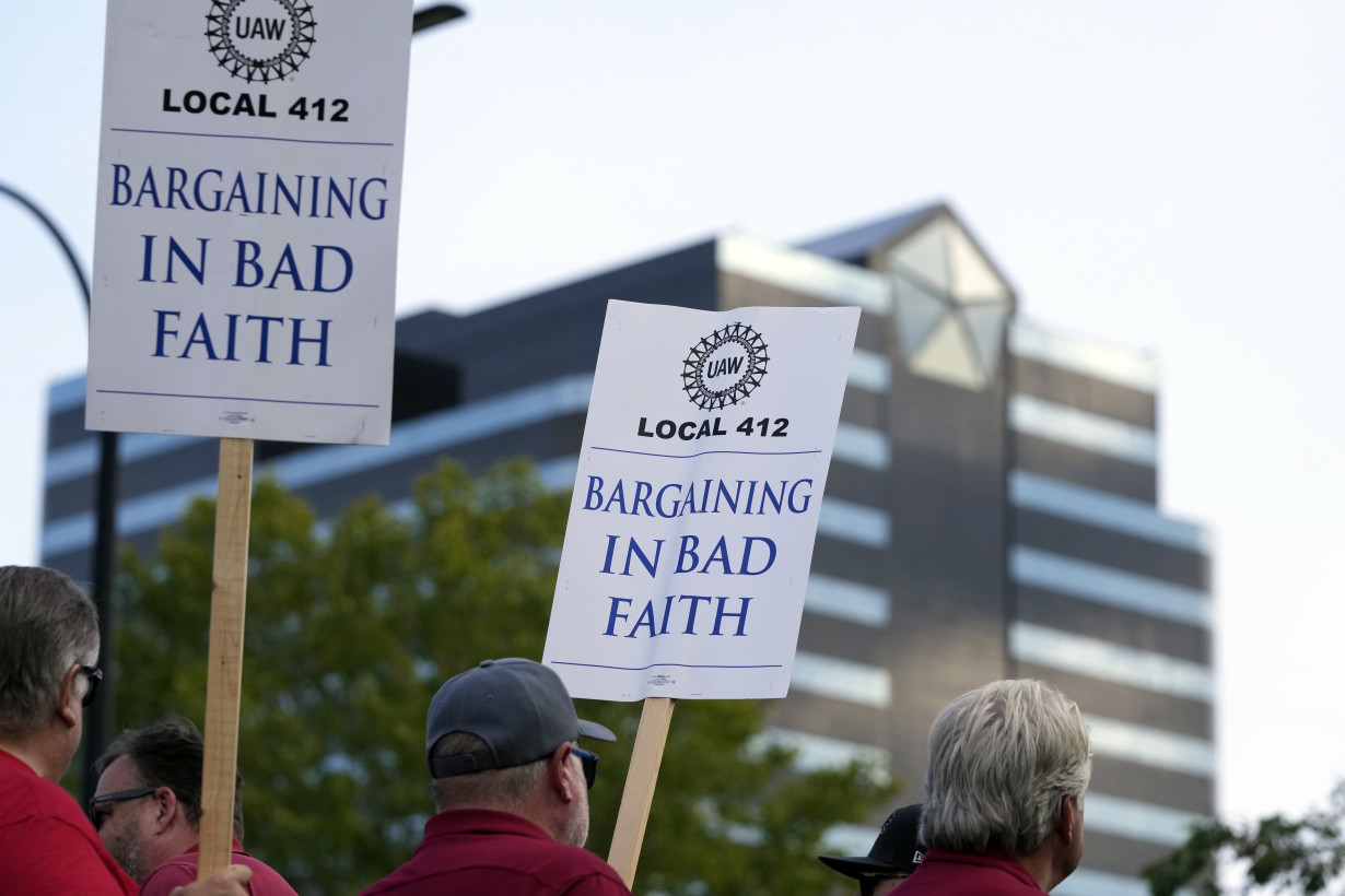 Jeep maker Stellantis makes a new contract offer as auto workers prepare to expand their strike