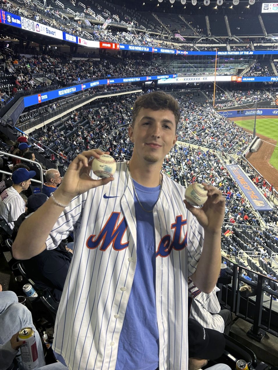 Man snags 2 foul balls in span of 3 pitches at Citi Field, gives them to his mom as birthday gift