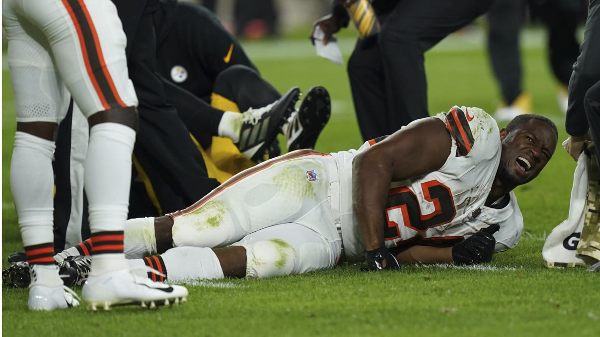 Browns star Nick Chubb to undergo surgery on season-ending knee injury; Kareem Hunt in for visit