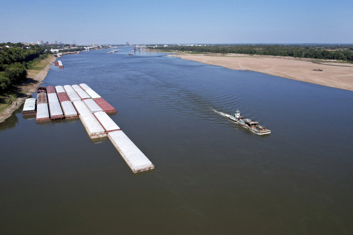 Low Mississippi River limits barges just as farmers want to move their crops downriver