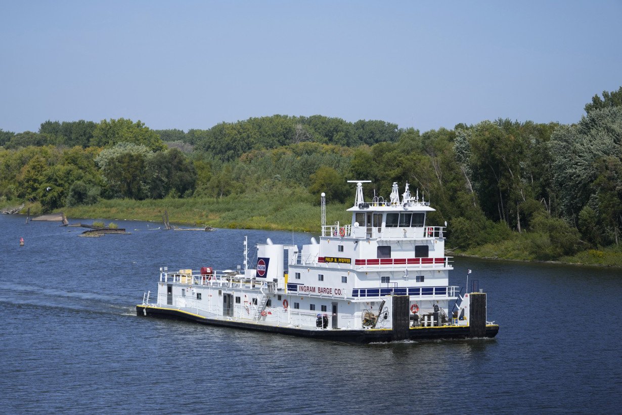 Low Mississippi River limits barges just as farmers want to move their crops downriver