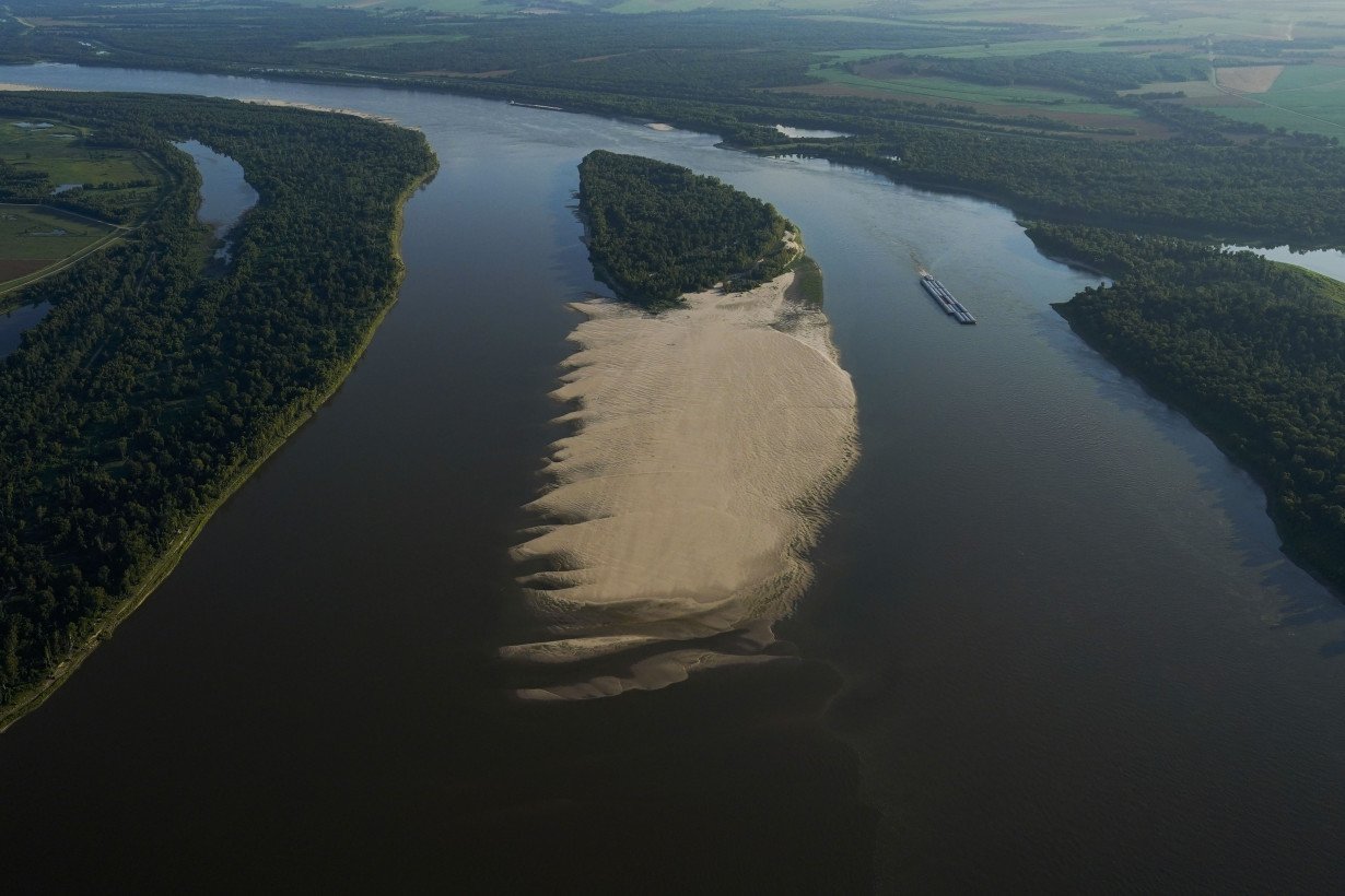 Low Mississippi River limits barges just as farmers want to move their crops downriver