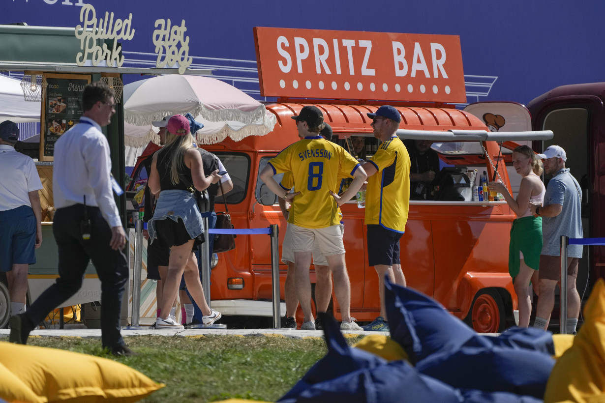 Carbonara burgers and a 'Spritz Bar' truck highlight the Ryder Cup food court menu in Italy