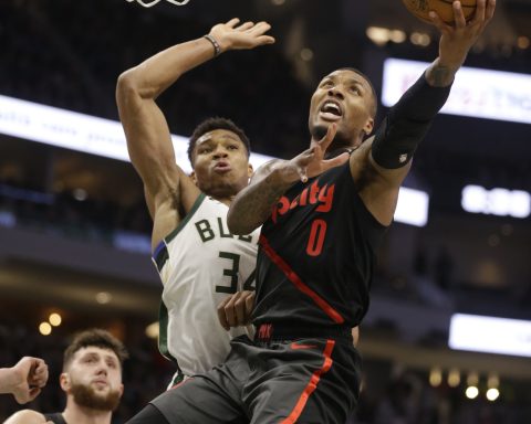 Damian Lillard traded from the Trail Blazers to the Bucks in 3-team deal