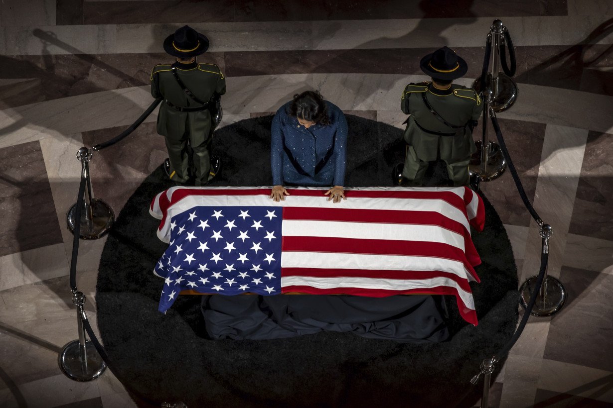 Tearful mourners line up at San Francisco City Hall to thank, pay last respects to Dianne Feinstein