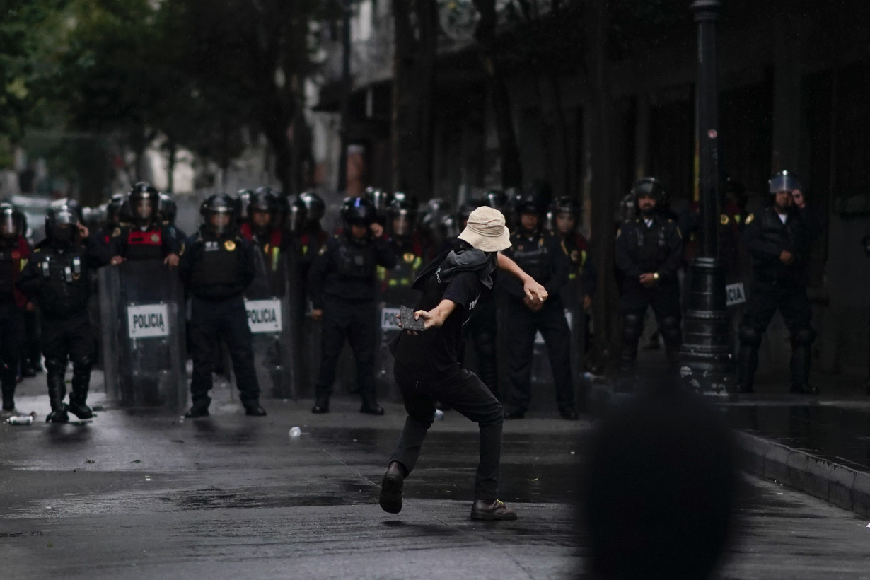 Generations of students remember 1968 massacre in march through Mexico City