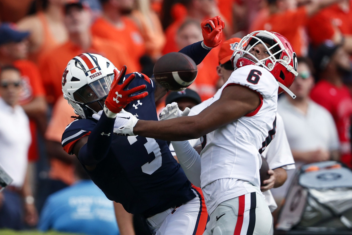 Beck-to-Bowers combo rallies No. 1 Georgia to 27-20 win over Auburn