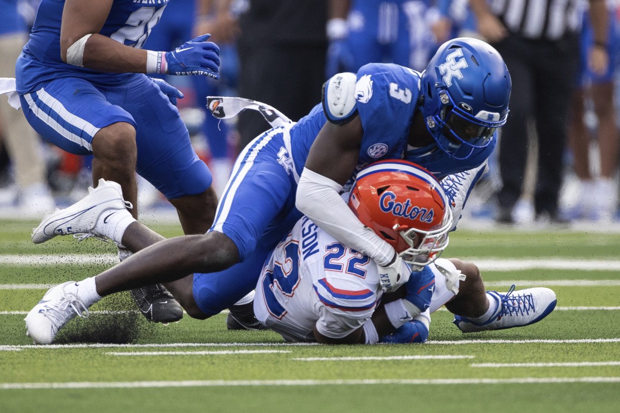 Ray Davis rushes for career-high 280 yards and scores 4 TDs, Kentucky dominates No. 22 Florida 33-14