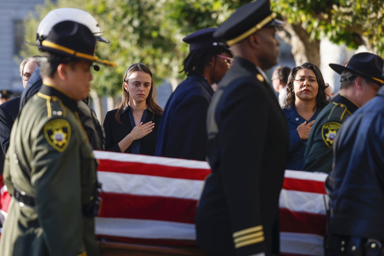 Tearful mourners line up at San Francisco City Hall to thank, pay last respects to Dianne Feinstein