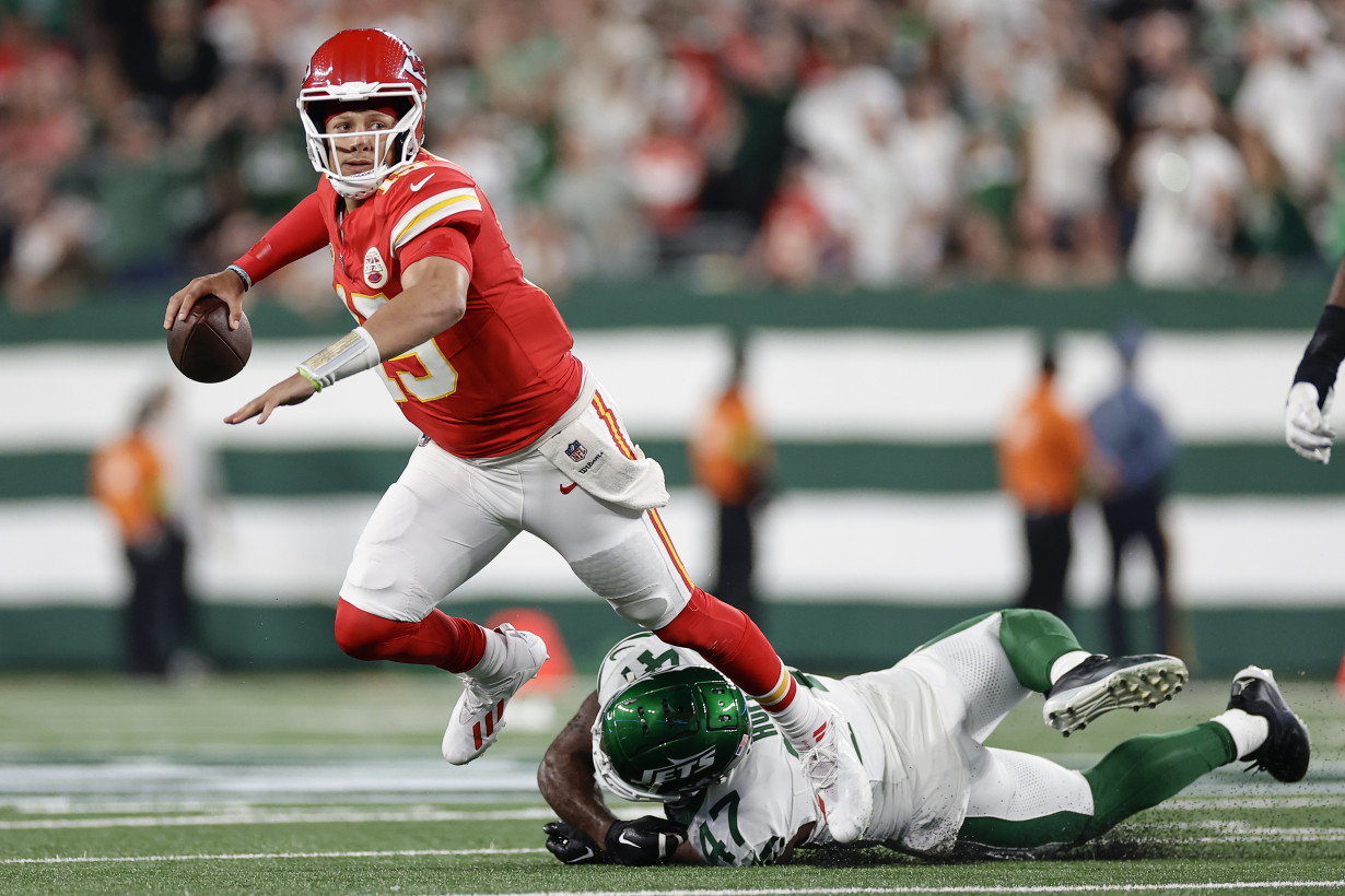 Patrick Mahomes, Chiefs hold on to beat Jets 23-20 with Taylor Swift, Aaron Rodgers watching