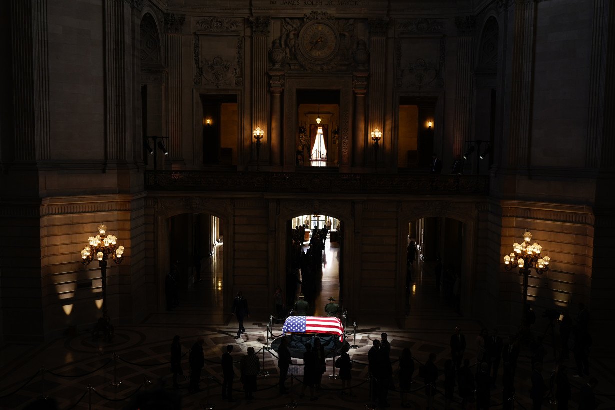 Tearful mourners line up at San Francisco City Hall to thank, pay last respects to Dianne Feinstein