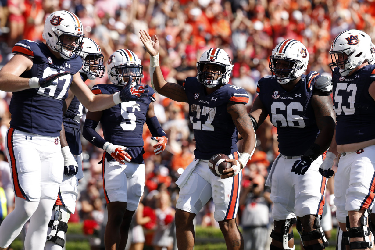 Beck-to-Bowers combo rallies No. 1 Georgia to 27-20 win over Auburn