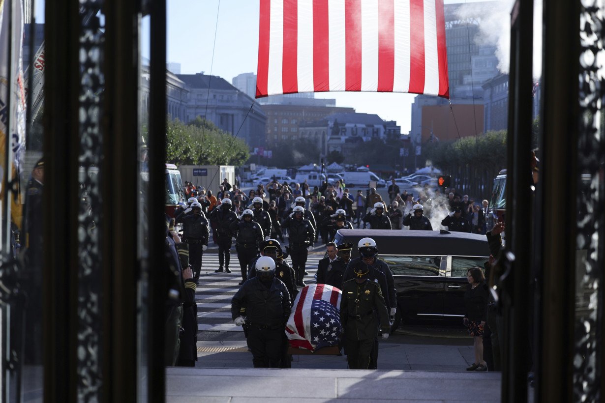 Tearful mourners line up at San Francisco City Hall to thank, pay last respects to Dianne Feinstein