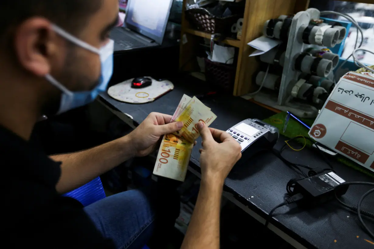 FILE PHOTO: U.N. distributes Qatari cash aid to people in Gaza