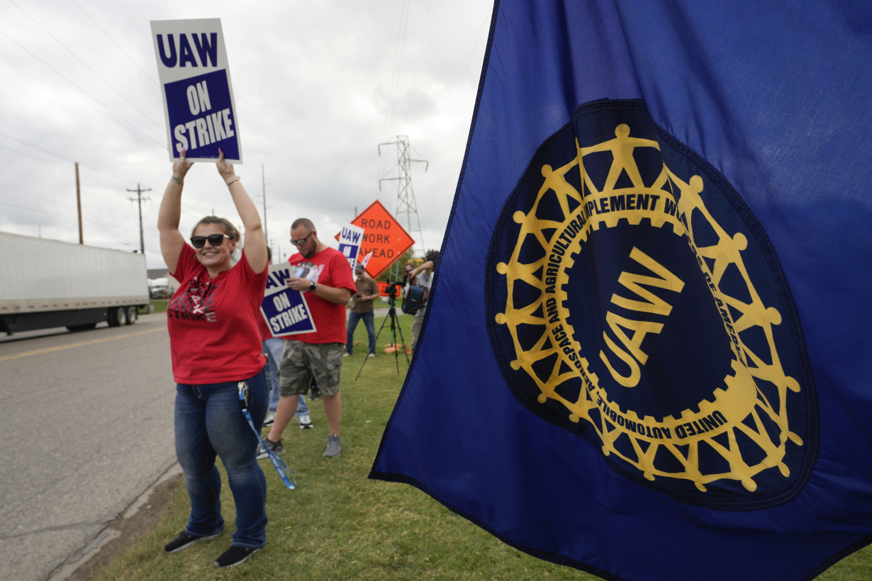 United Auto Workers strikes spread as 7,000 more workers at two plants join the picket line