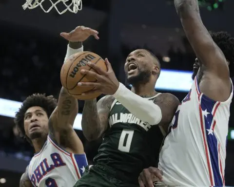 Lillard scores 39 points in his Bucks debut to help Milwaukee edge the Philadelphia 76ers 118-117