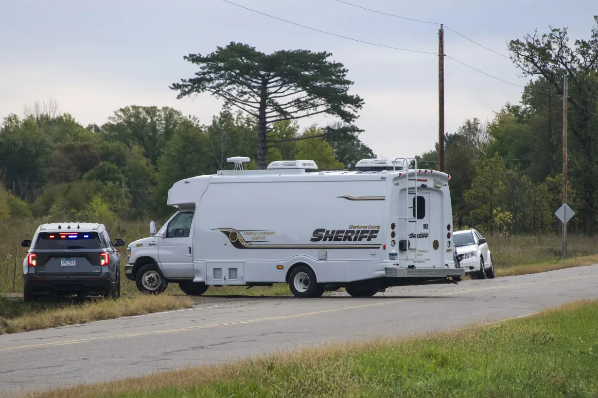 5 drug task force officers and a man have been hurt in a gunbattle at a home in rural Minnesota