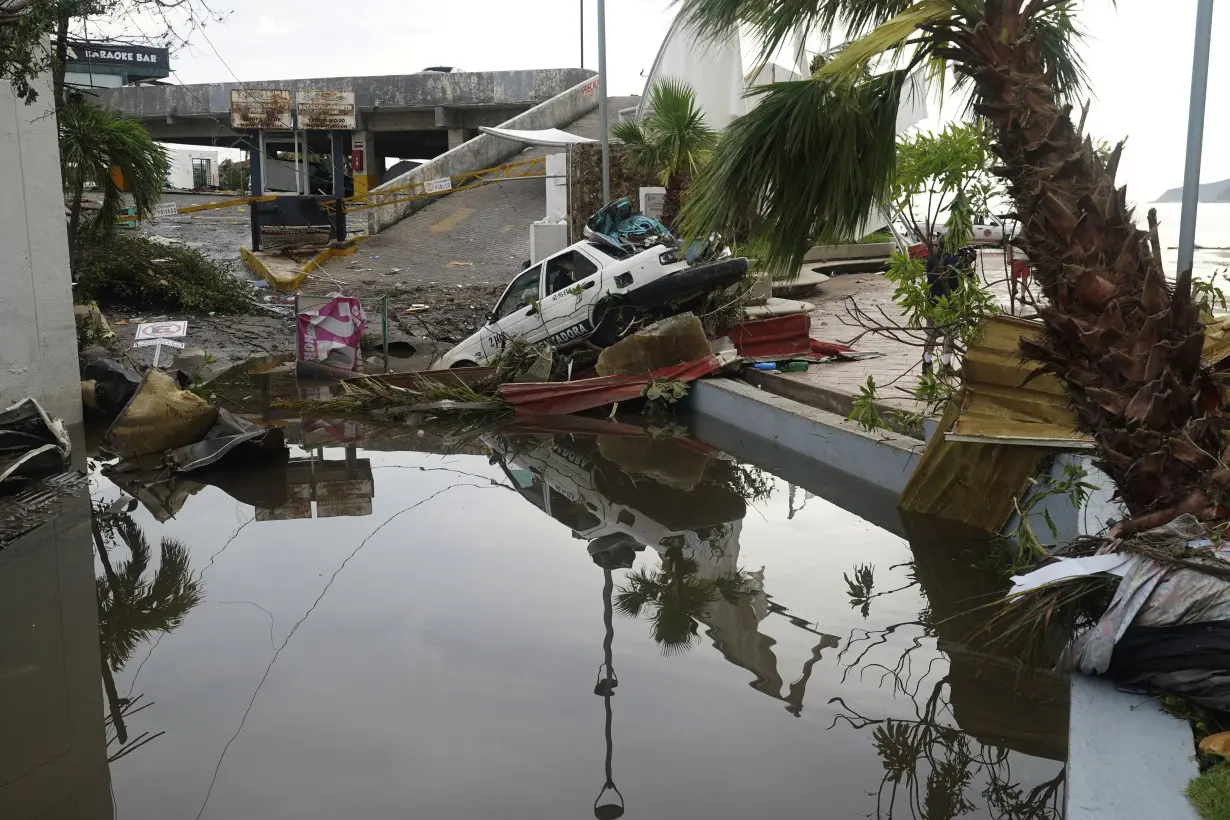 Survivors of deadly Hurricane Otis grow desperate for food and aid amid slow government response