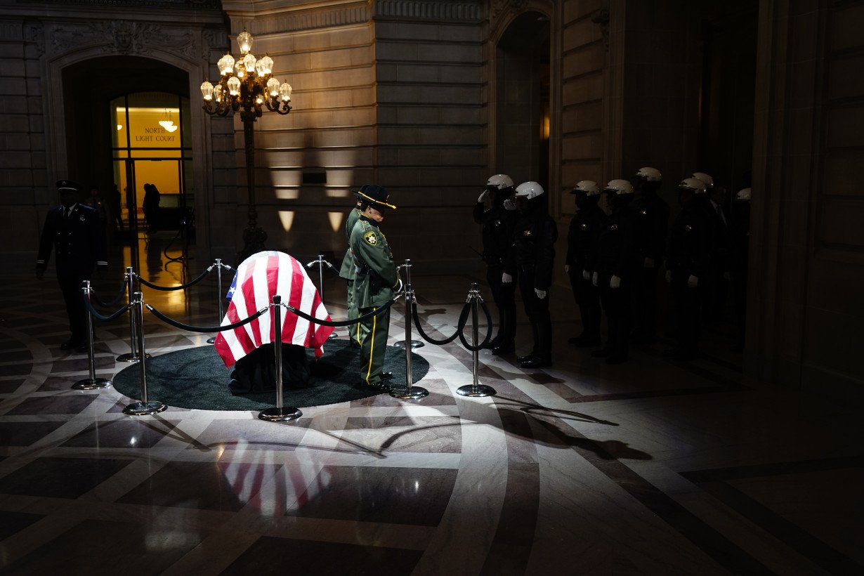 Tearful mourners line up at San Francisco City Hall to thank, pay last respects to Dianne Feinstein