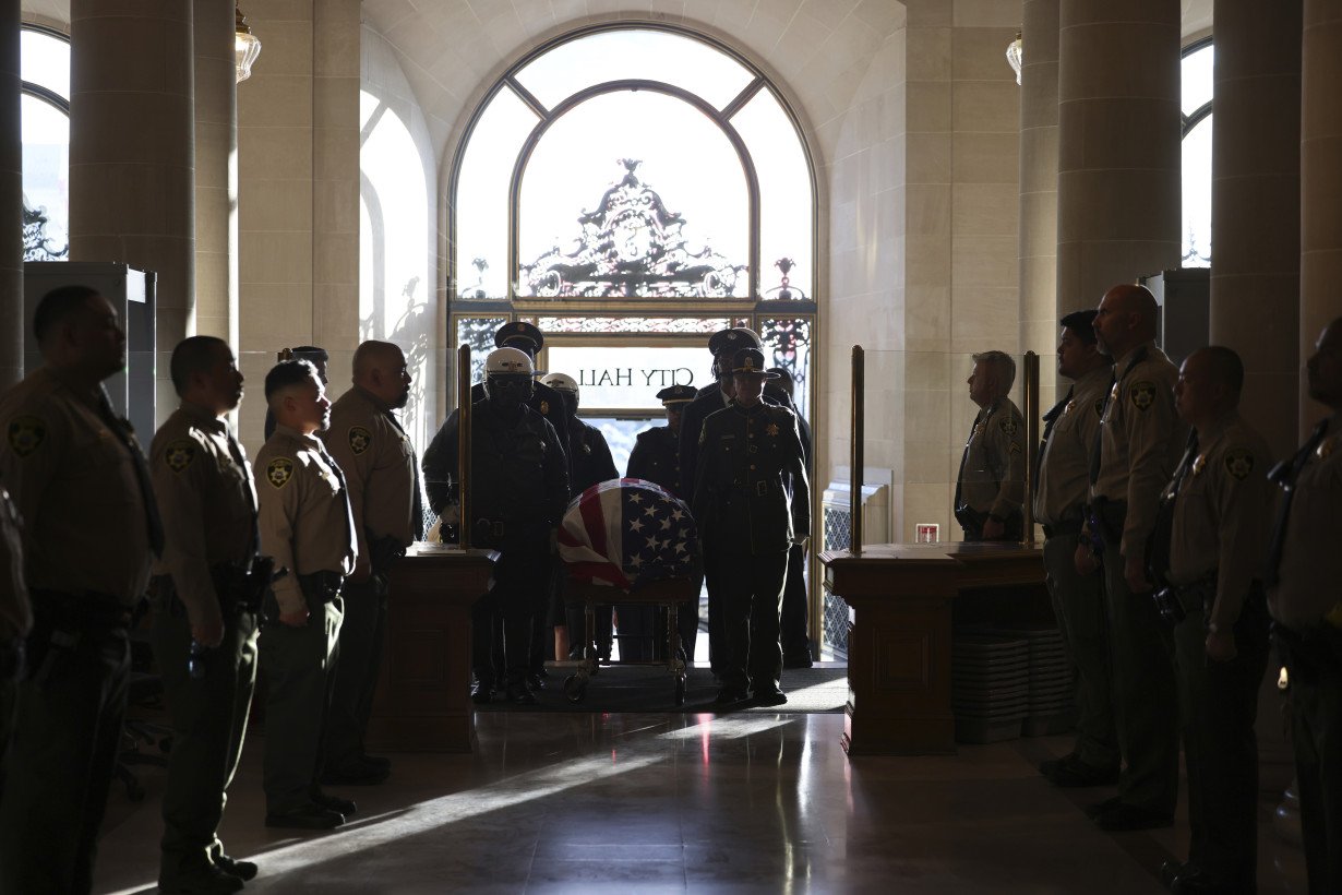 Tearful mourners line up at San Francisco City Hall to thank, pay last respects to Dianne Feinstein