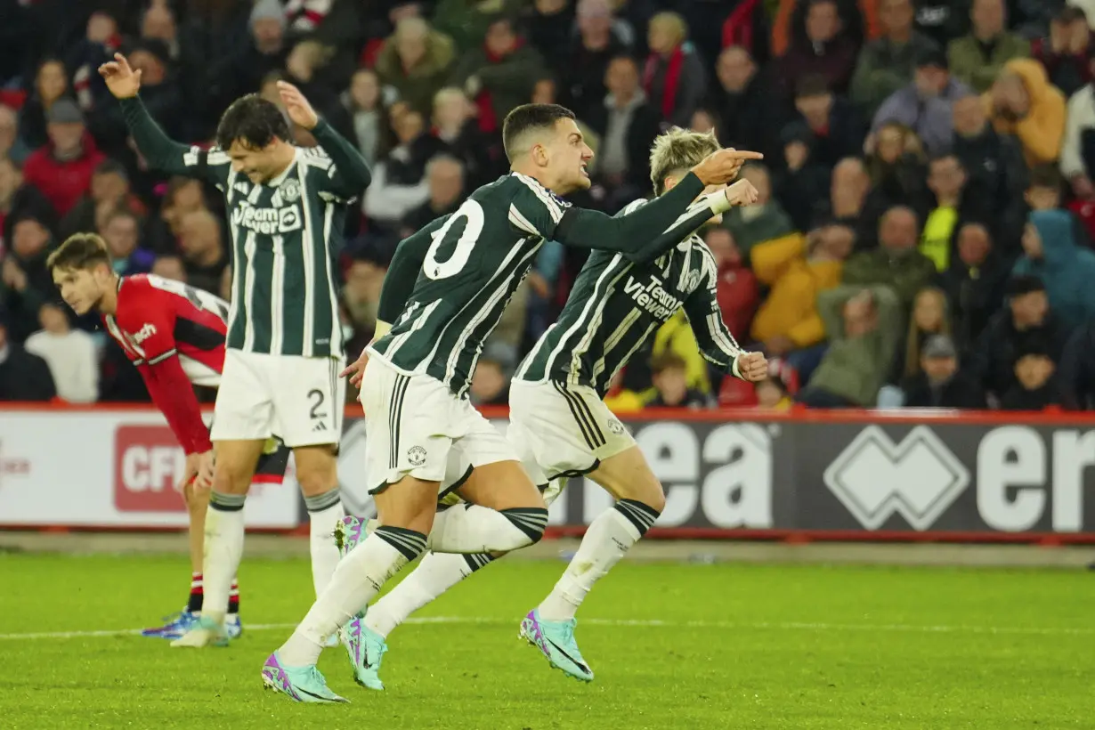 Man United gets emotional victory to pay tribute to Bobby Charlton. Man City and Liverpool also win