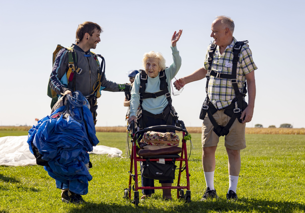 Chicago woman, 104, skydives from plane, aiming for record as the world's oldest skydiver