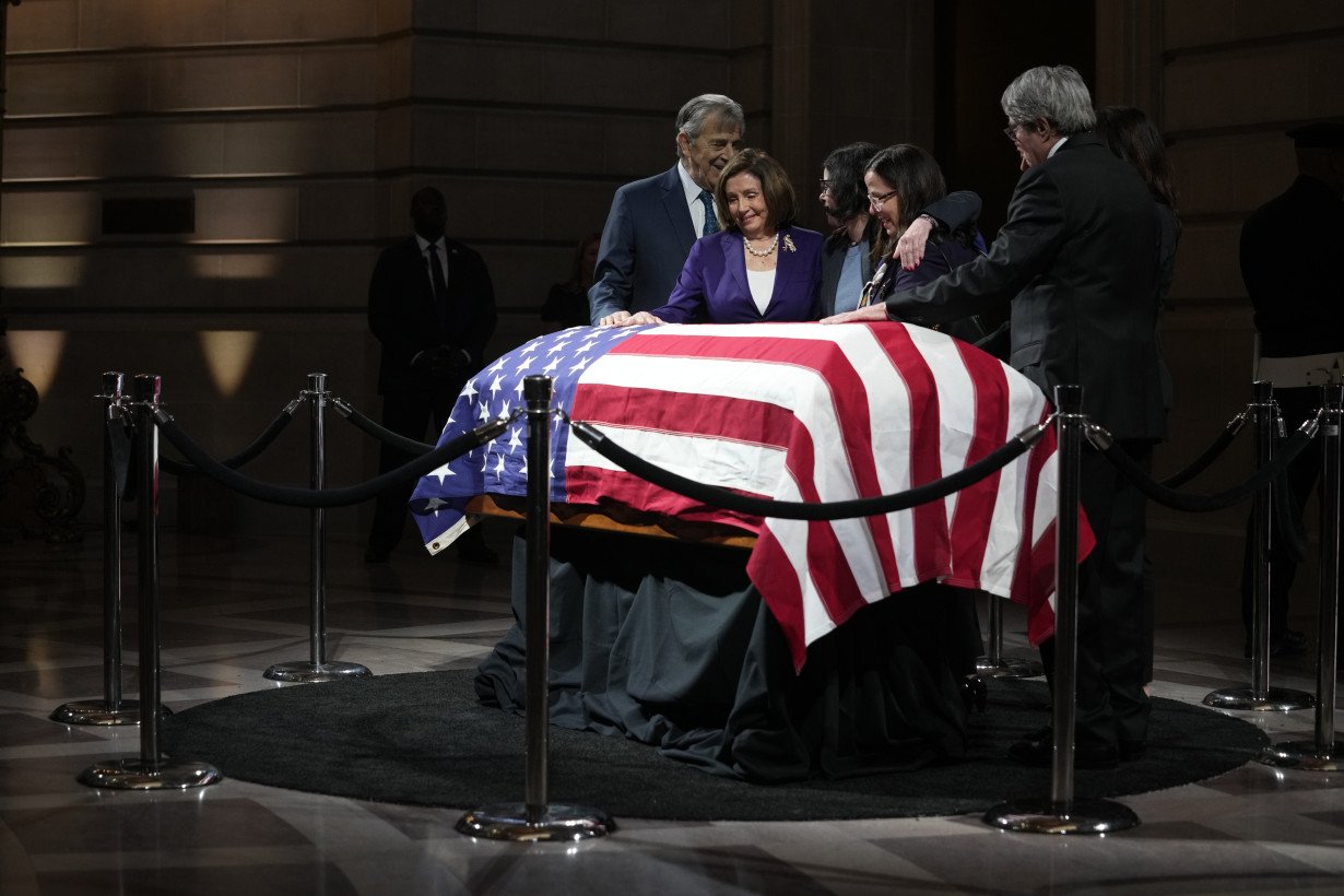 Tearful mourners line up at San Francisco City Hall to thank, pay last respects to Dianne Feinstein