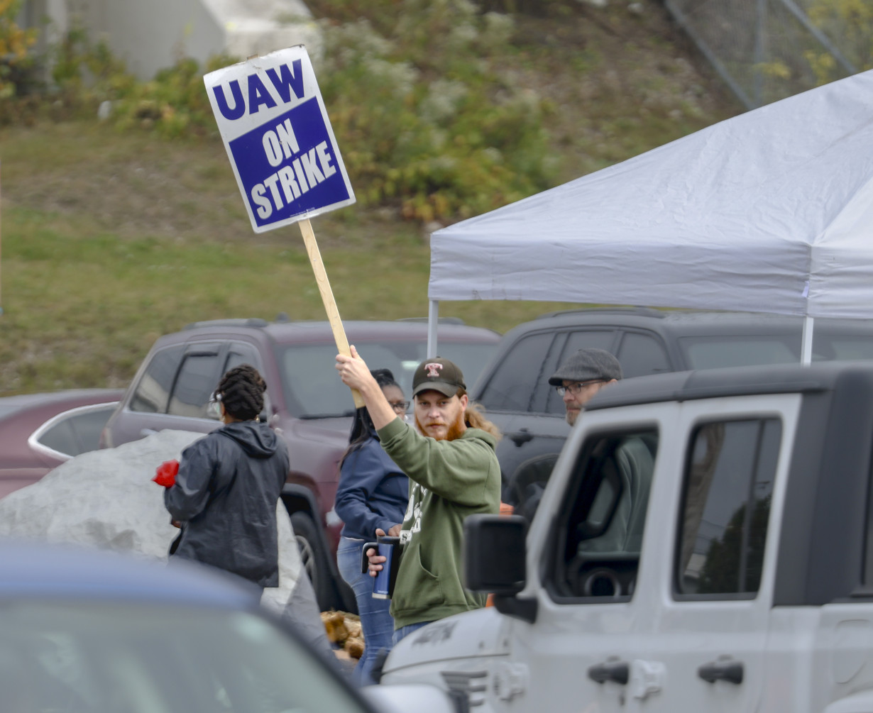 United Auto Workers strikes spread as 7,000 more workers at two plants join the picket line