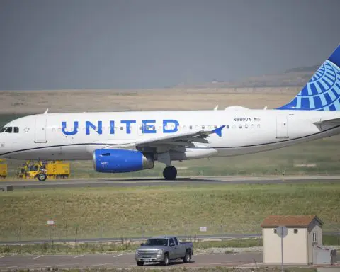 Shares of United Airlines tumble on sour outlook for 4Q profit because of rising fuel prices