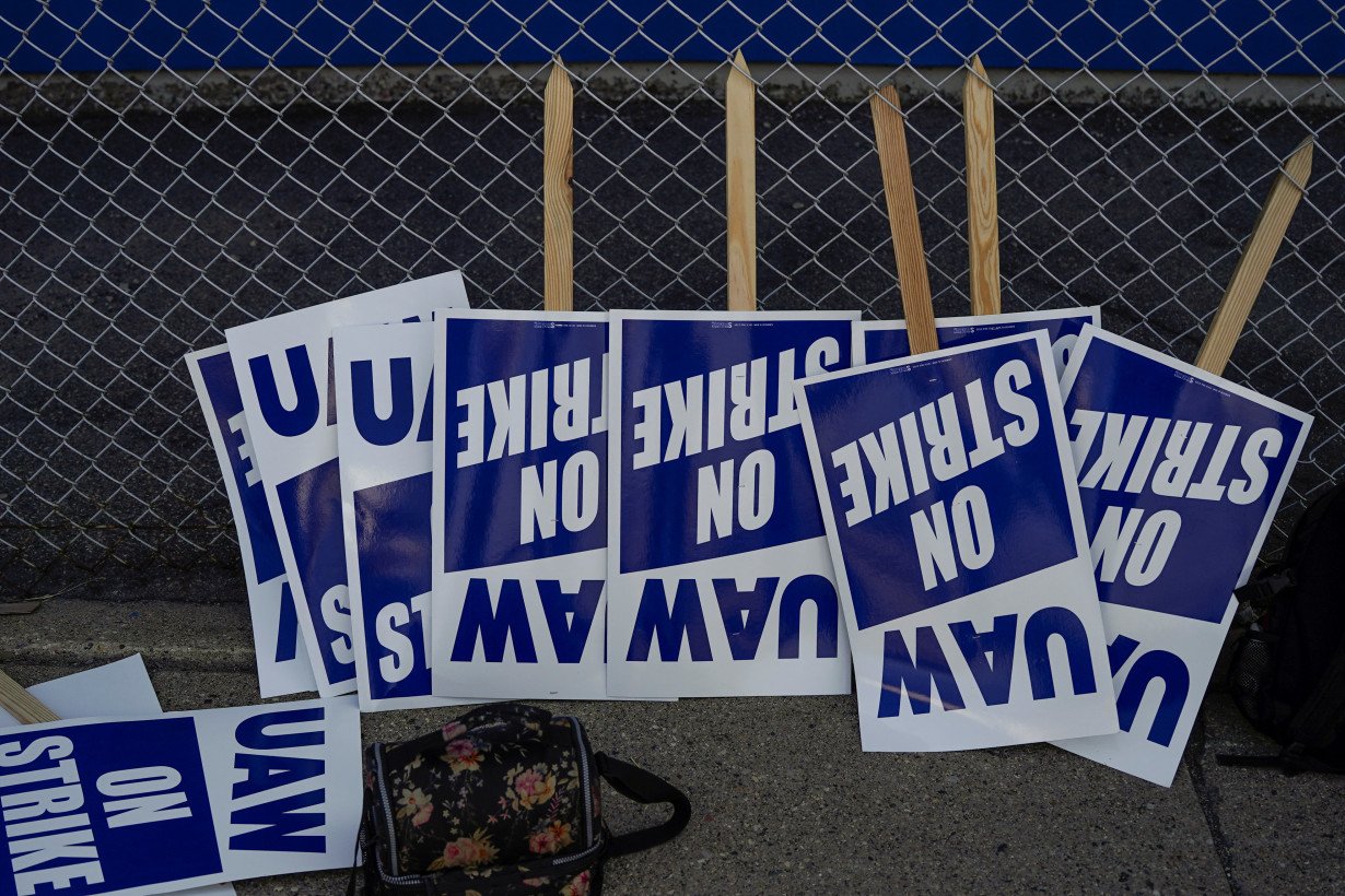 UAW drops unfair labor practice charges against GM, Stellantis