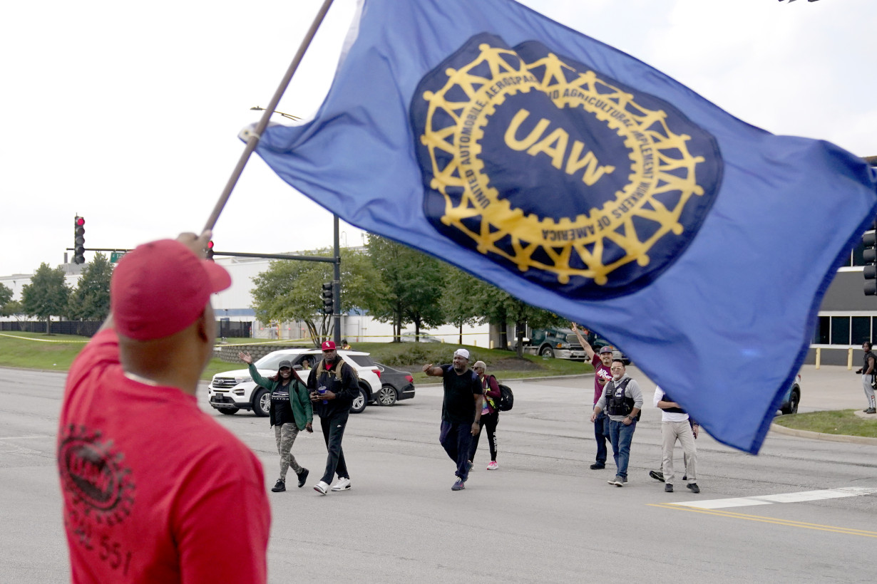 United Auto Workers strikes spread as 7,000 more workers at two plants join the picket line