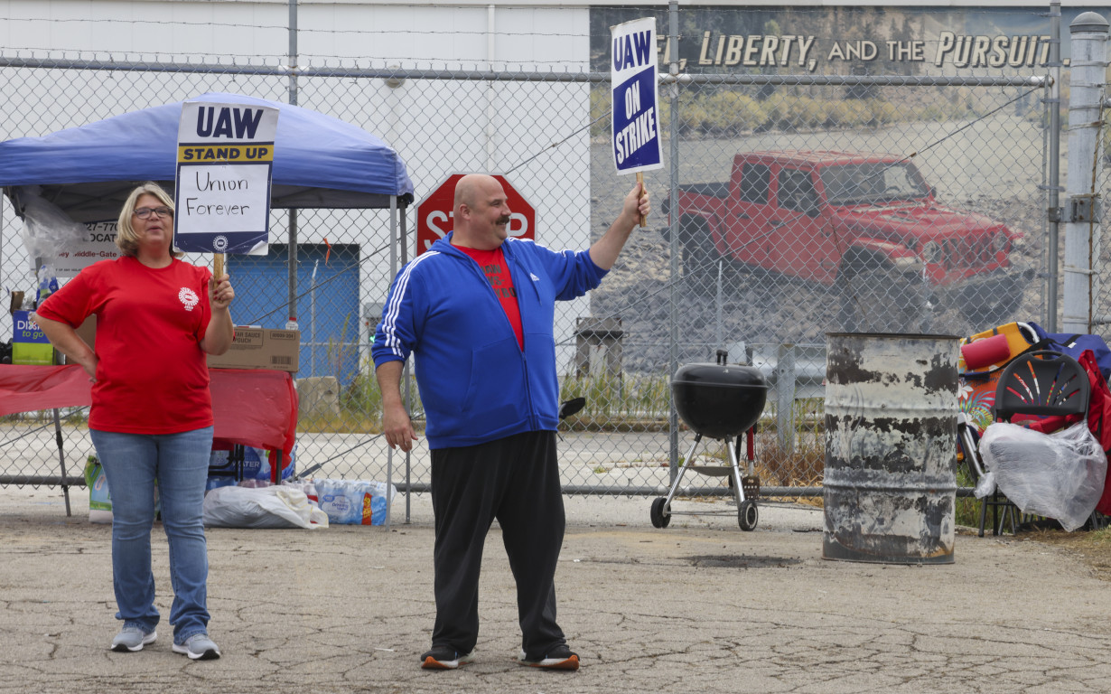 United Auto Workers strikes spread as 7,000 more workers at two plants join the picket line