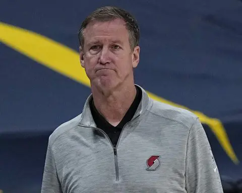 Former NBA head coach Terry Stotts leaves role as Bucks assistant before start of the season