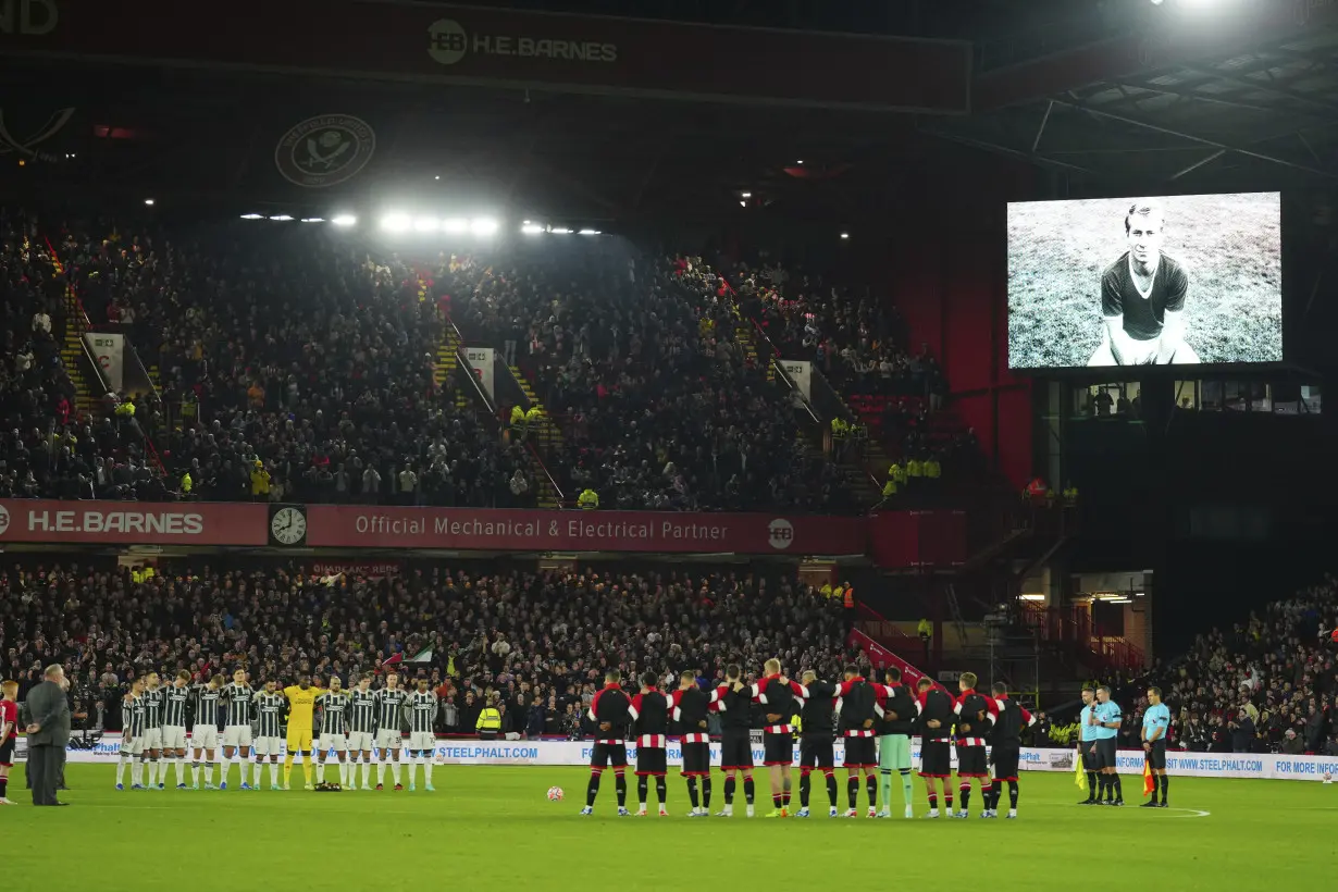 Man United gets emotional victory to pay tribute to Bobby Charlton. Man City and Liverpool also win