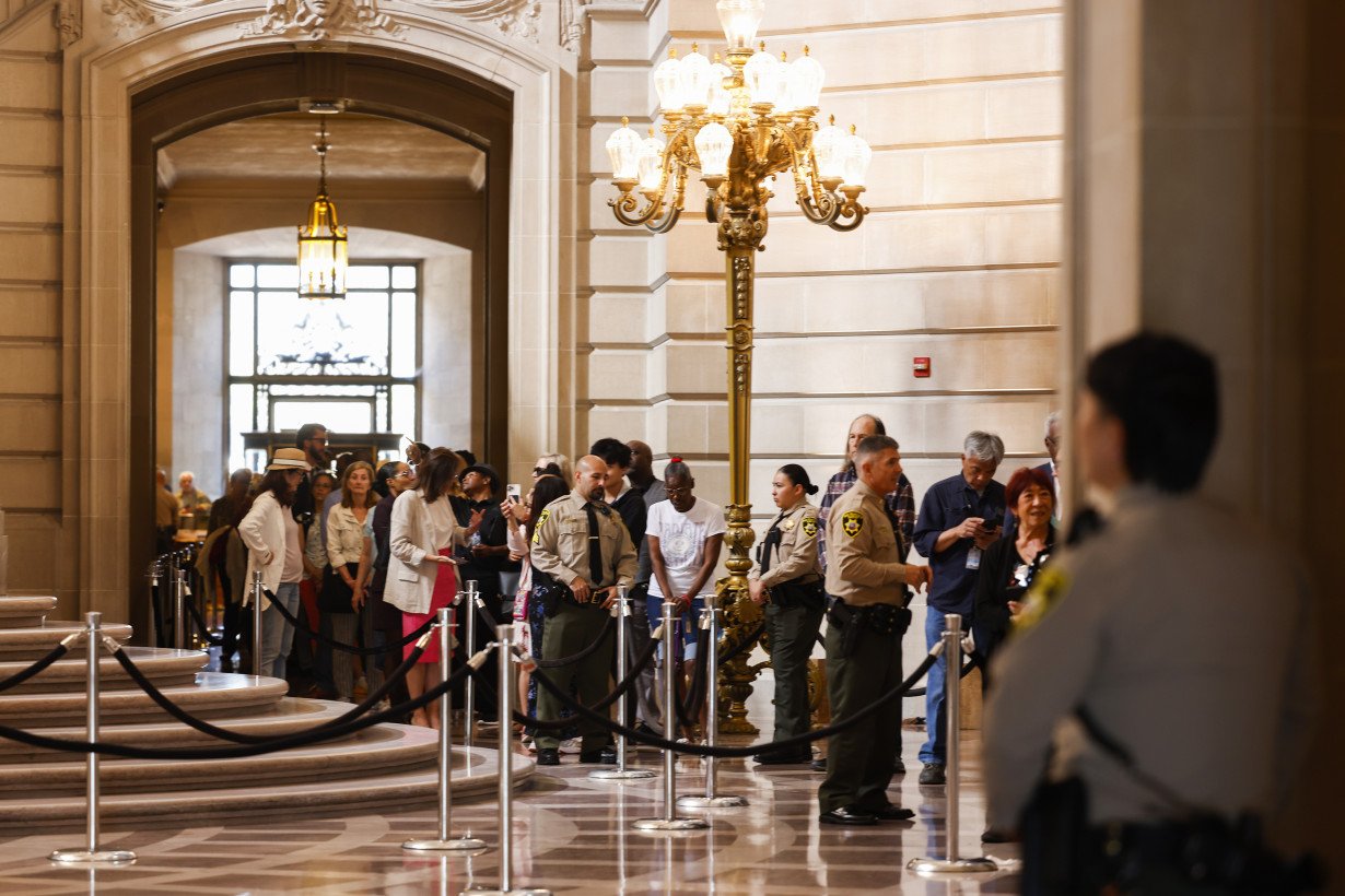 Tearful mourners line up at San Francisco City Hall to thank, pay last respects to Dianne Feinstein