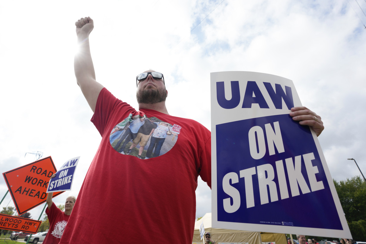 United Auto Workers strikes spread as 7,000 more workers at two plants join the picket line