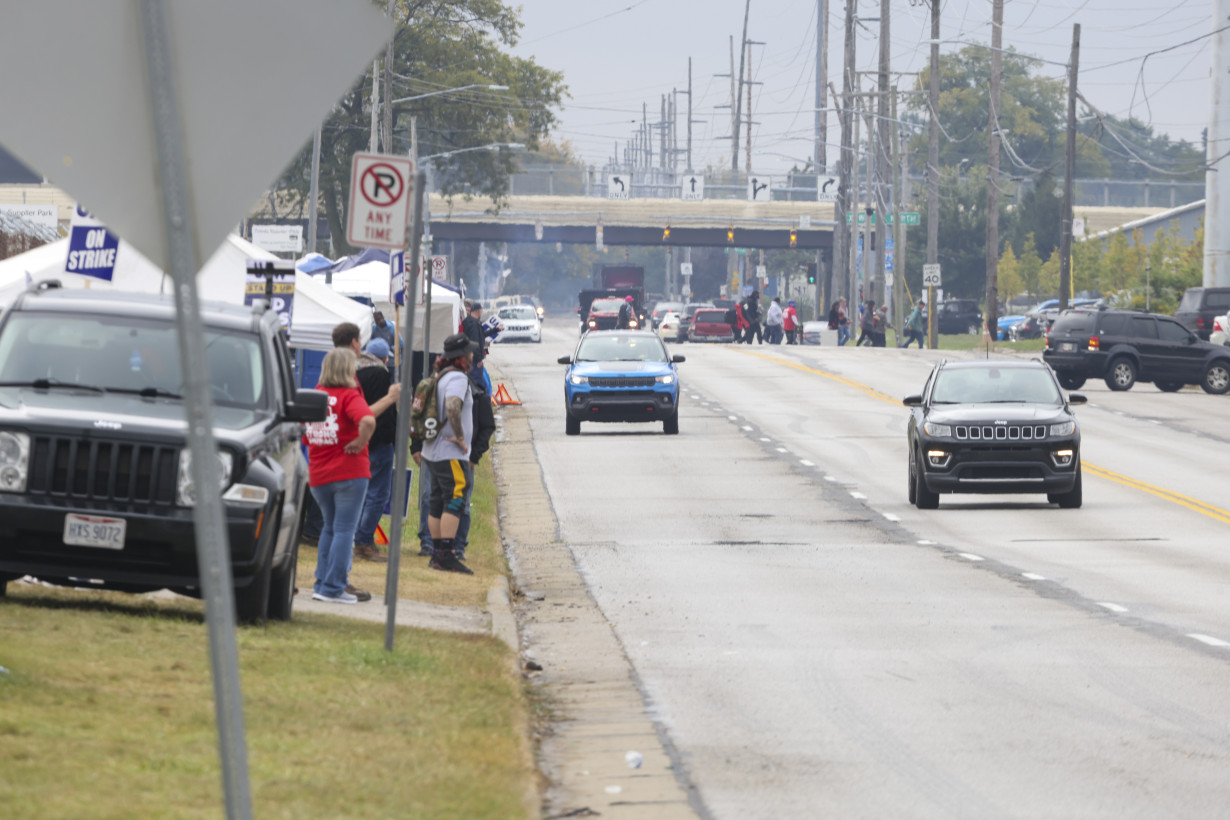 United Auto Workers strikes spread as 7,000 more workers at two plants join the picket line