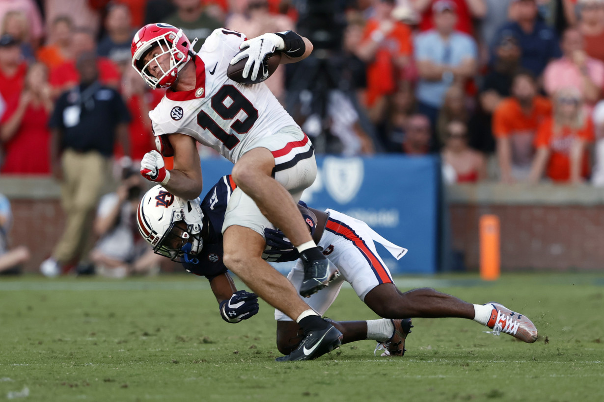 Beck-to-Bowers combo rallies No. 1 Georgia to 27-20 win over Auburn