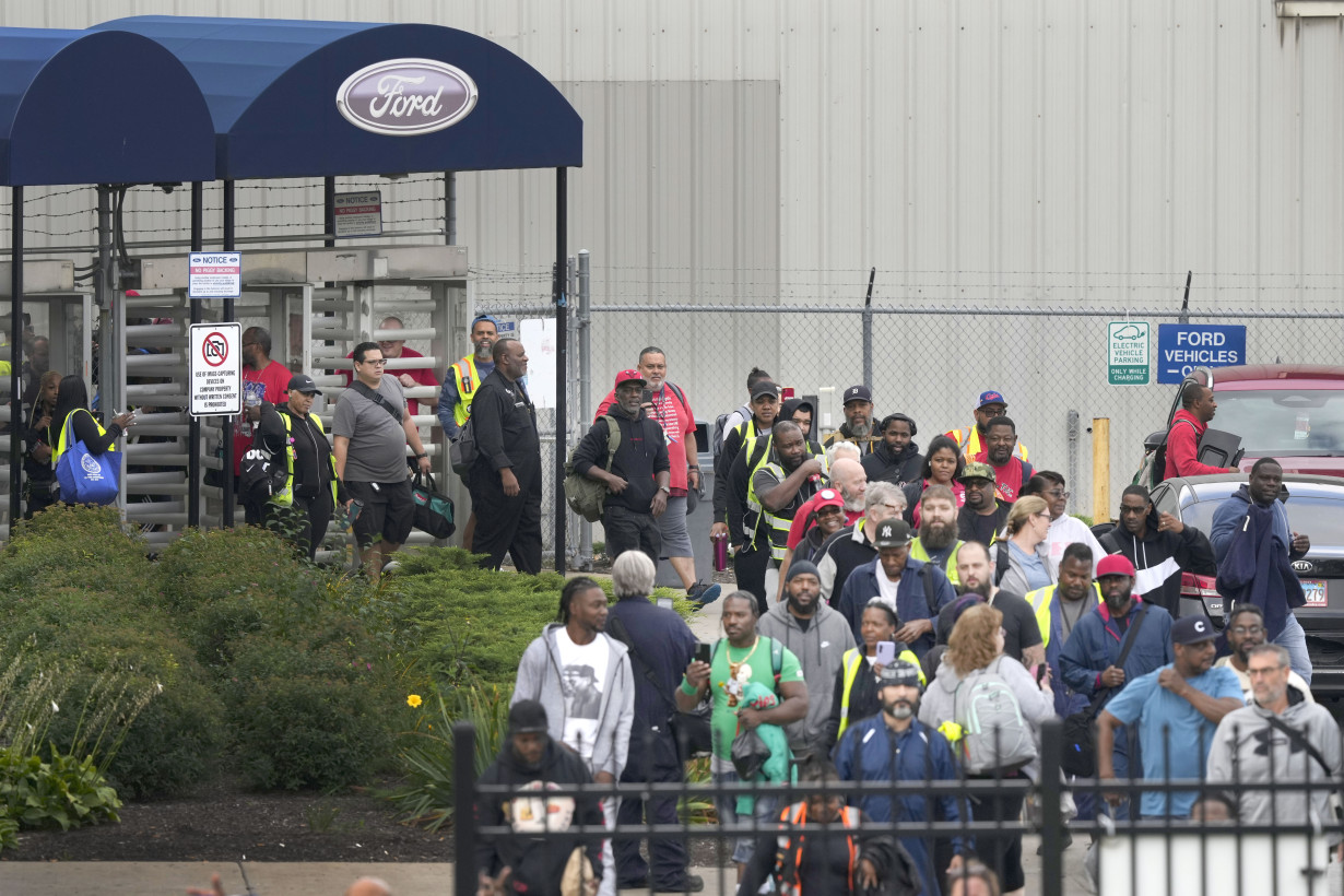 United Auto Workers strikes spread as 7,000 more workers at two plants join the picket line