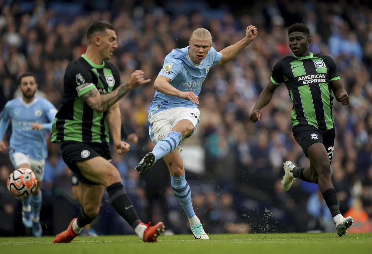 Man United gets emotional victory to pay tribute to Bobby Charlton. Man City and Liverpool also win