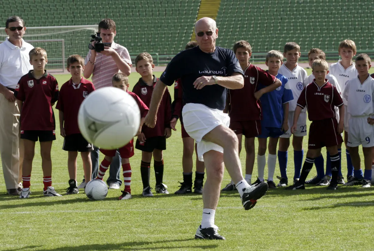 Bobby Charlton, the Manchester United and England soccer great, dies at 86