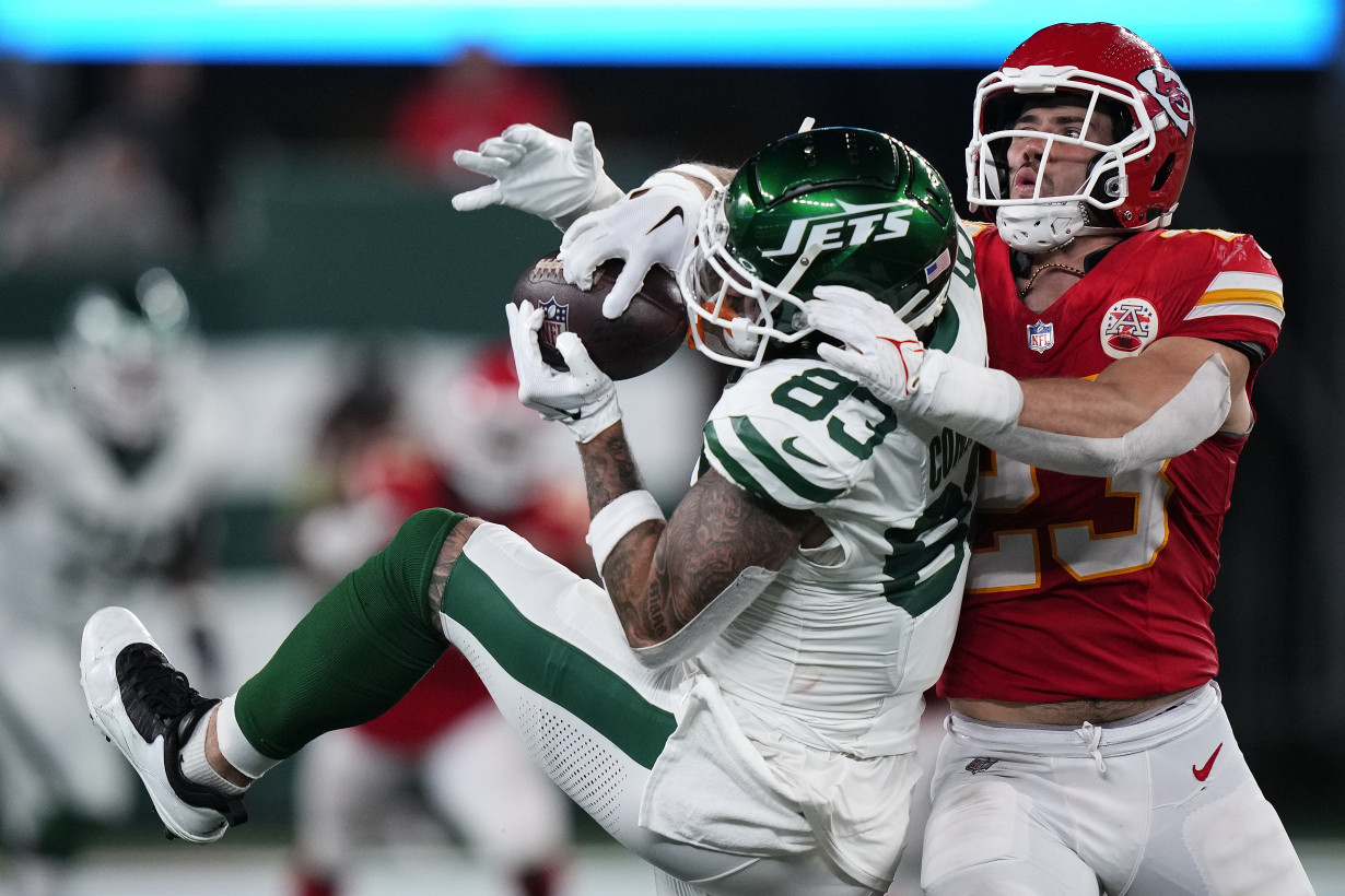 Patrick Mahomes, Chiefs hold on to beat Jets 23-20 with Taylor Swift, Aaron Rodgers watching