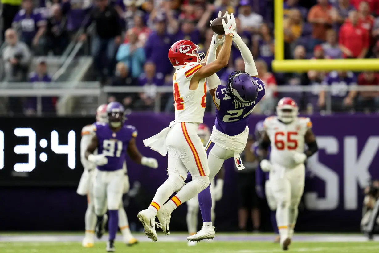 Patrick Mahomes, Chiefs outlast Vikings 27-20; Travis Kelce catches TD pass after hurting ankle