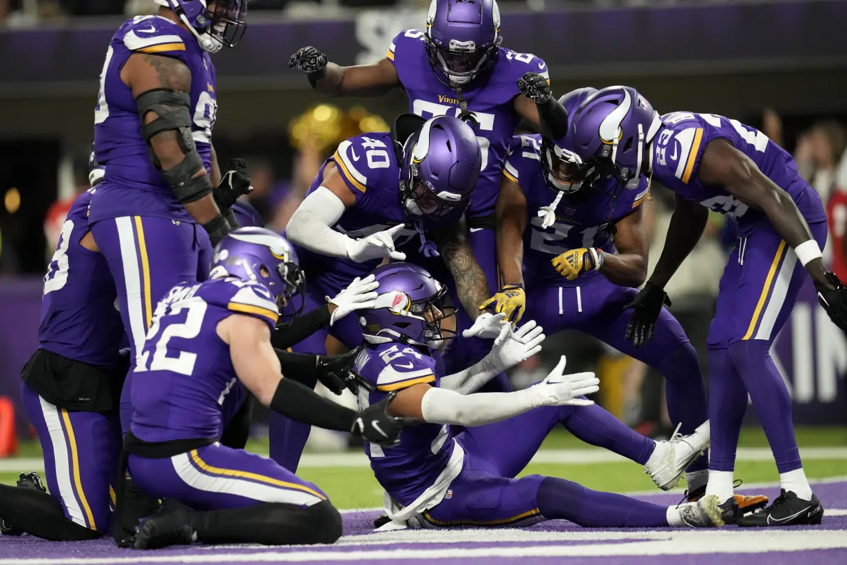 Vikings outlast 49ers 22-17 with 2 Cousins-Addison TDs and 2 late interceptions by Bynum