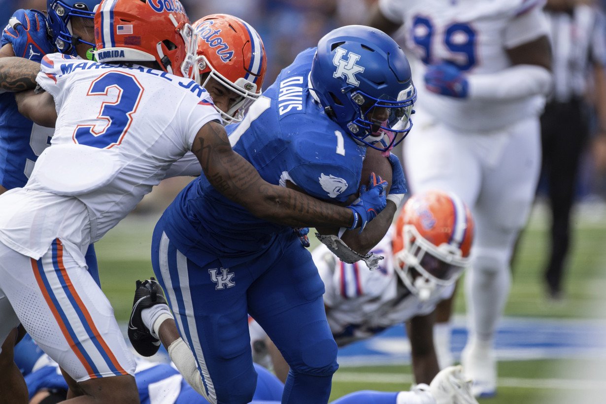 Ray Davis rushes for career-high 280 yards and scores 4 TDs, Kentucky dominates No. 22 Florida 33-14