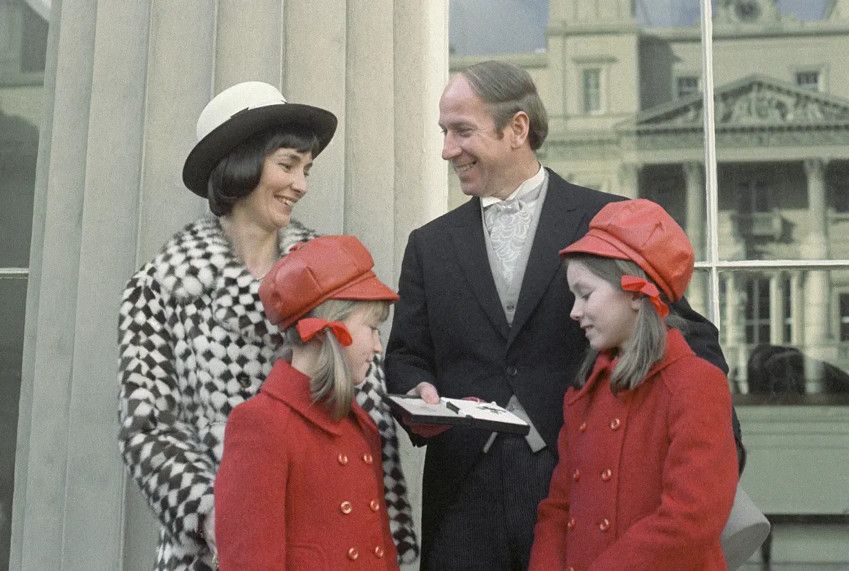 Bobby Charlton, the Manchester United and England soccer great, dies at 86