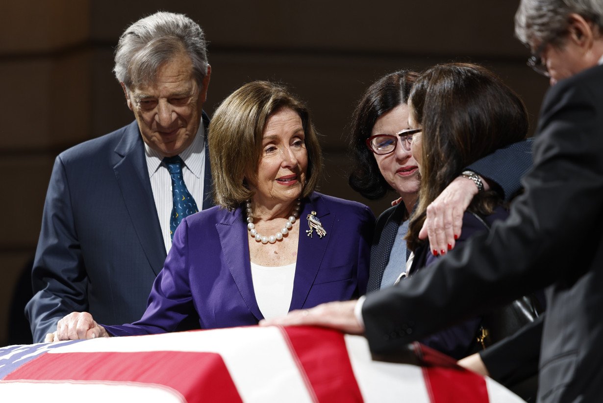 Tearful mourners line up at San Francisco City Hall to thank, pay last respects to Dianne Feinstein