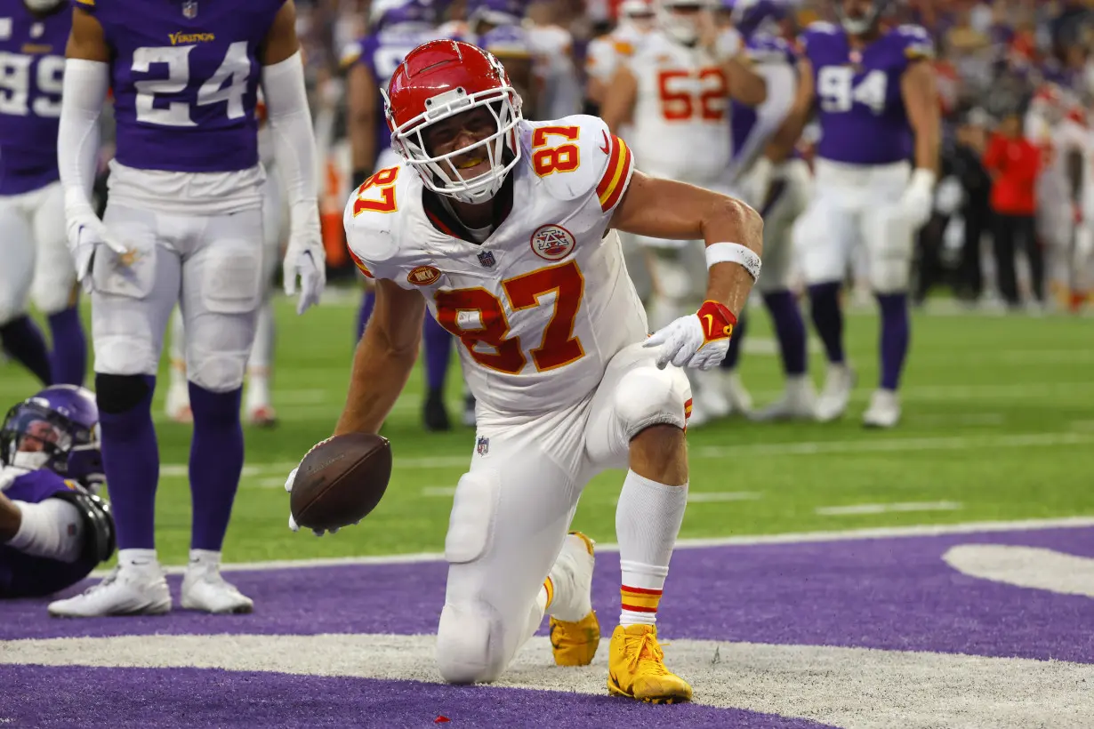 Patrick Mahomes, Chiefs outlast Vikings 27-20; Travis Kelce catches TD pass after hurting ankle