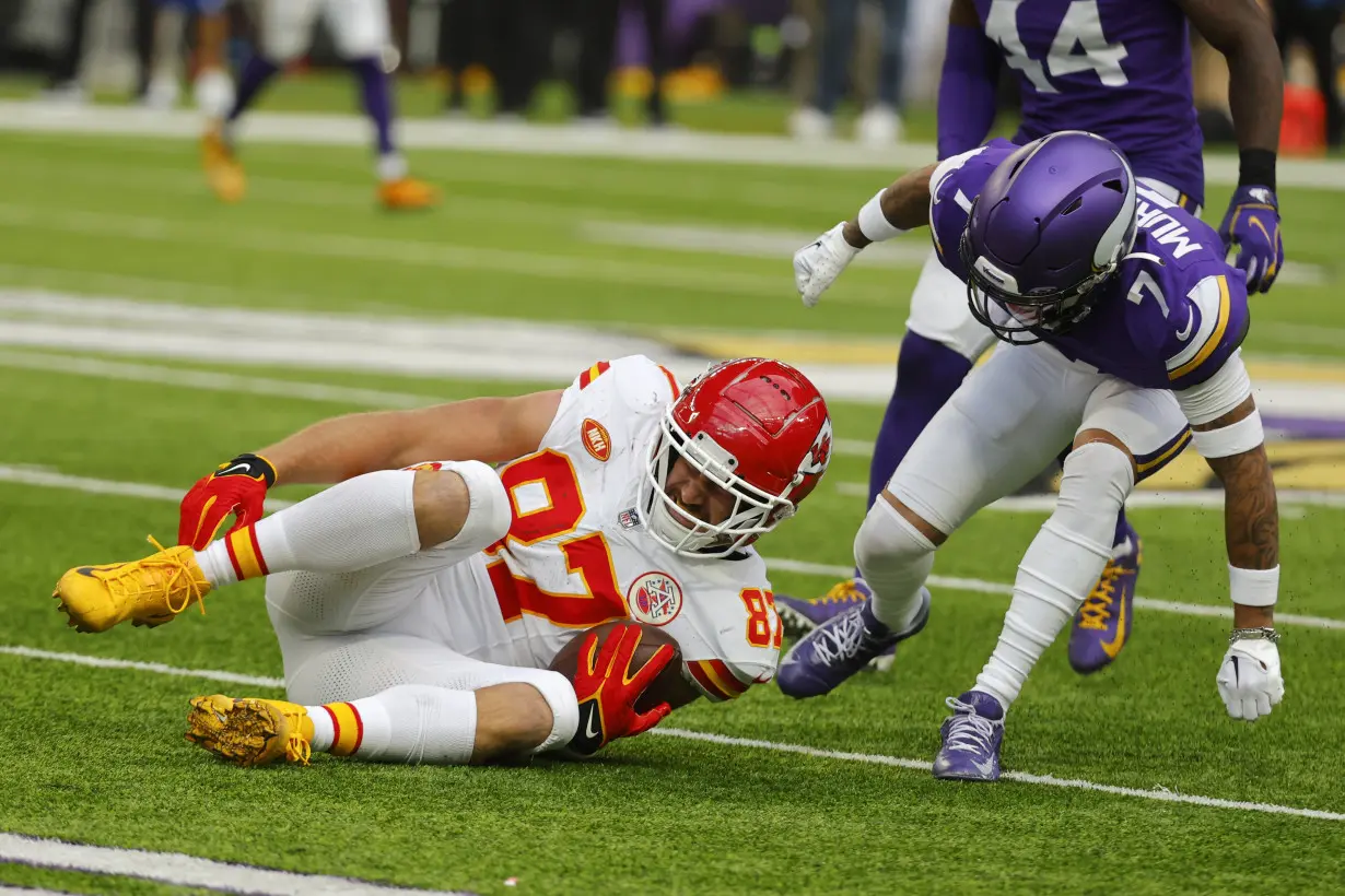 Patrick Mahomes, Chiefs outlast Vikings 27-20; Travis Kelce catches TD pass after hurting ankle