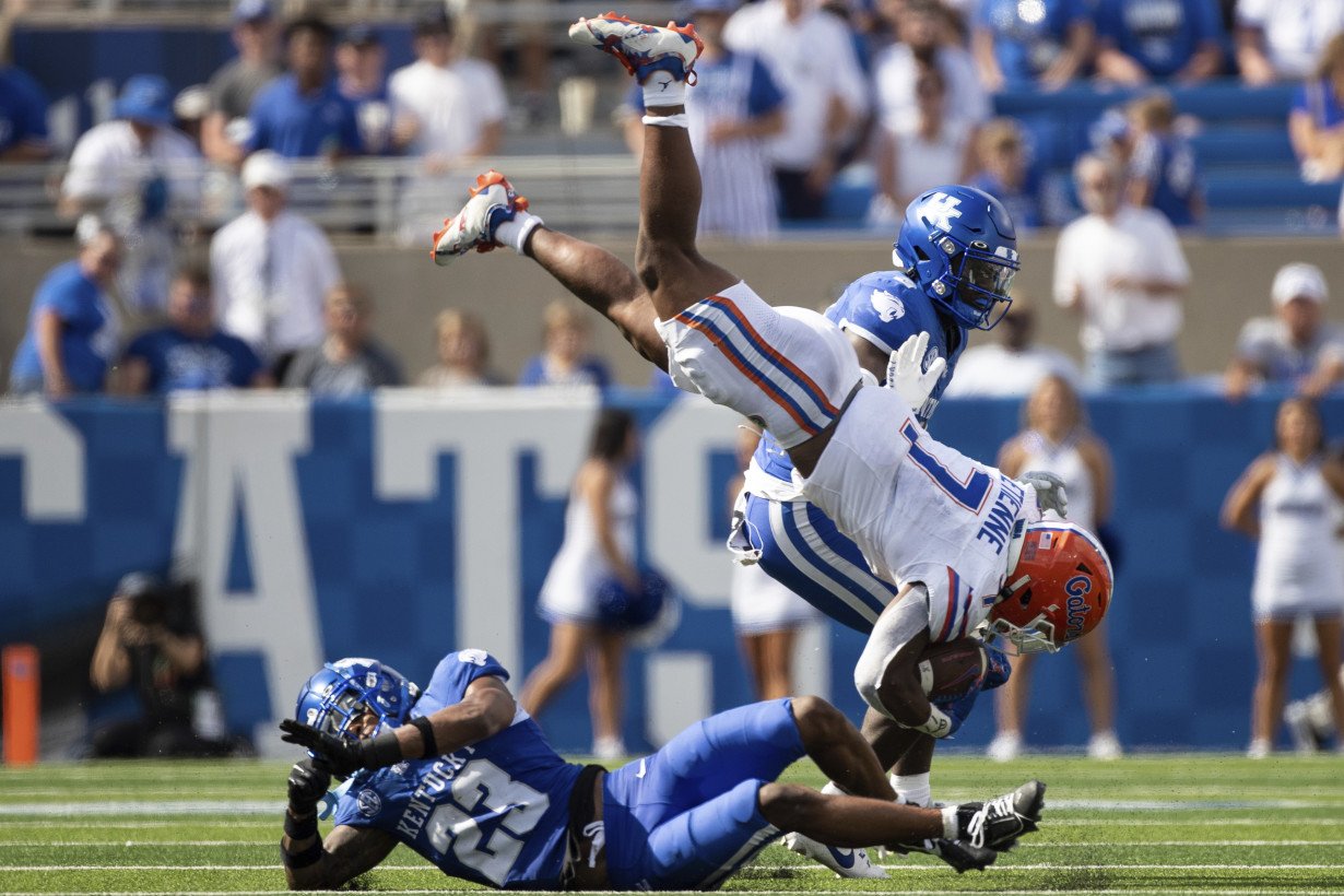 Ray Davis rushes for career-high 280 yards and scores 4 TDs, Kentucky dominates No. 22 Florida 33-14